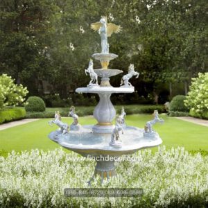 น้ำพุโรมันประดับม้า 8 ตัว